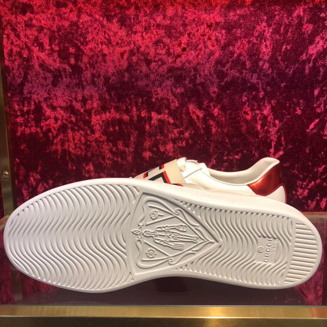 Zapatillas deportivas blancas con goma