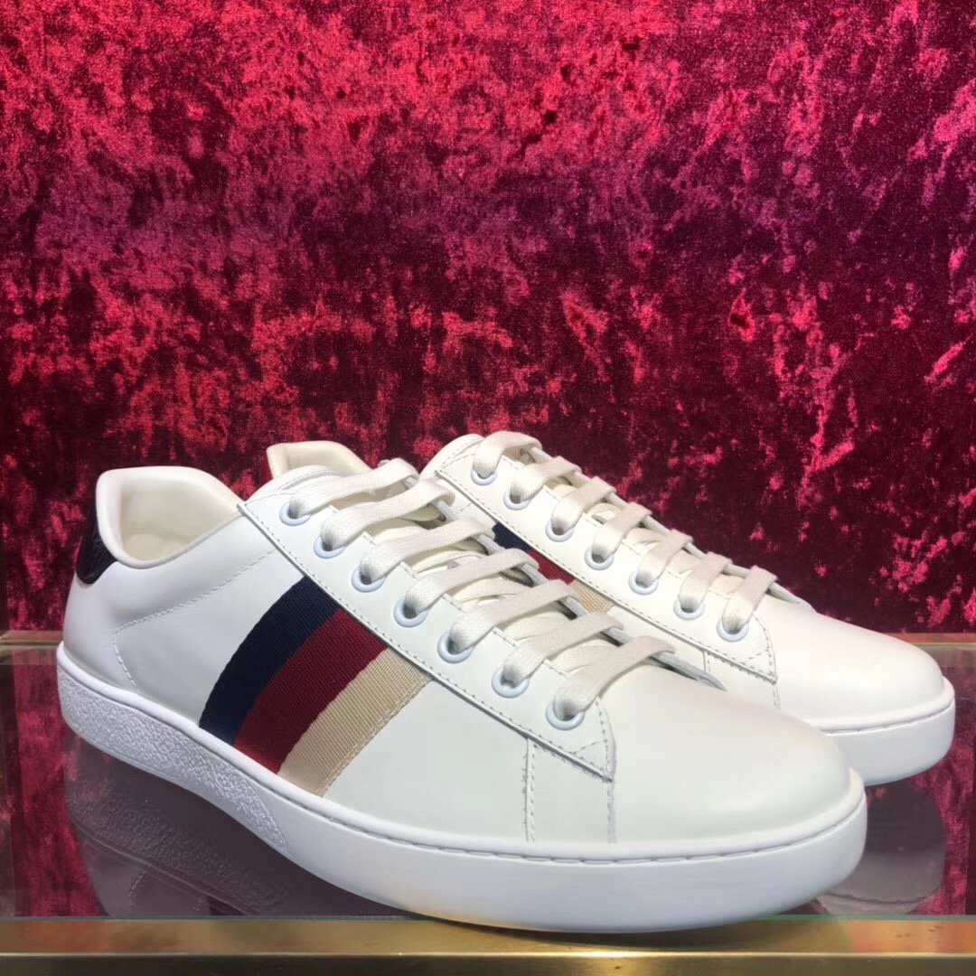 Zapatillas deportivas blancas con barras de colores