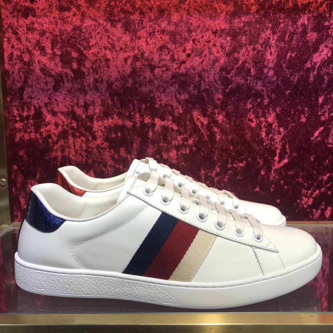 Zapatillas deportivas blancas con barras de colores