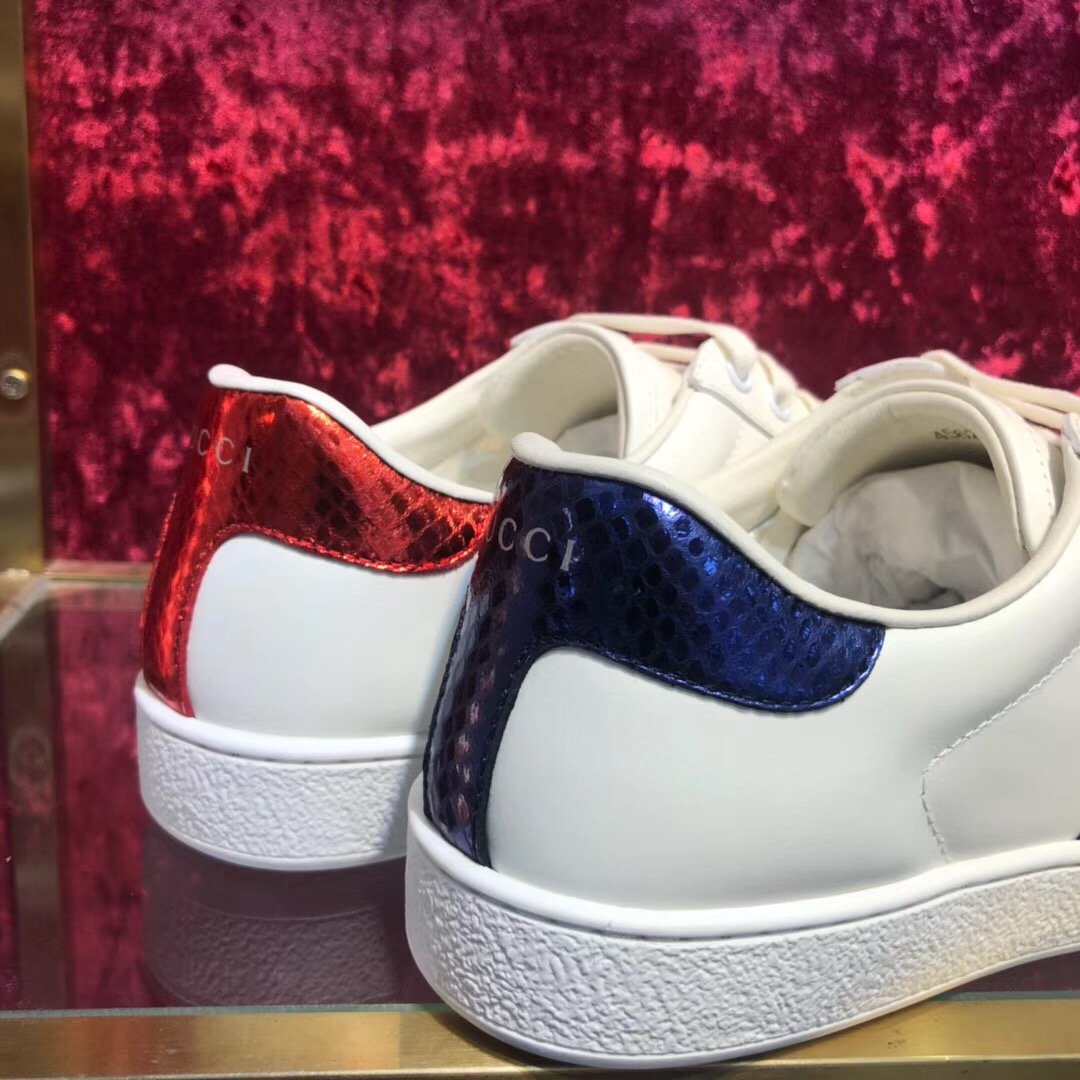 Zapatillas deportivas blancas con barras de colores