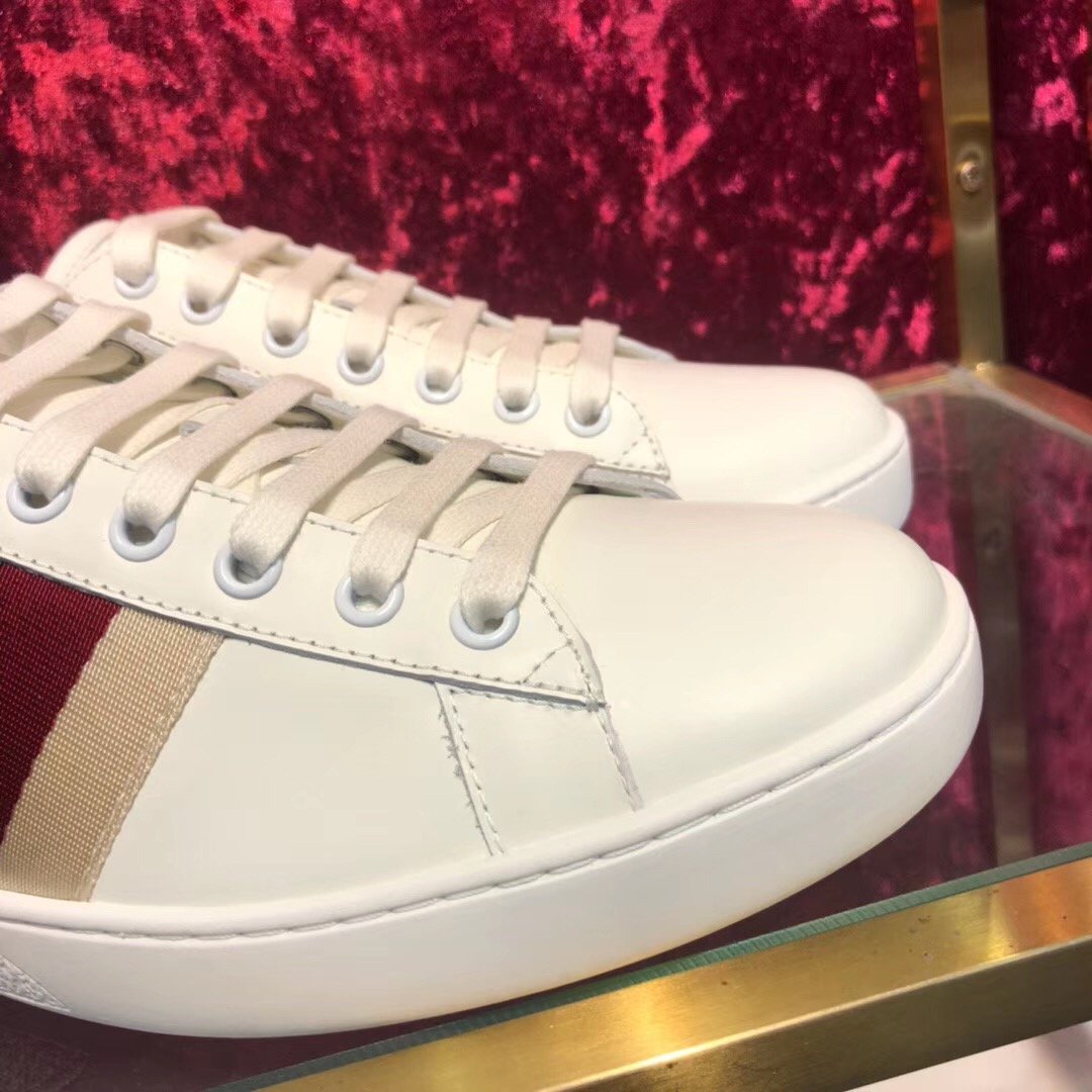 Zapatillas deportivas blancas con barras de colores