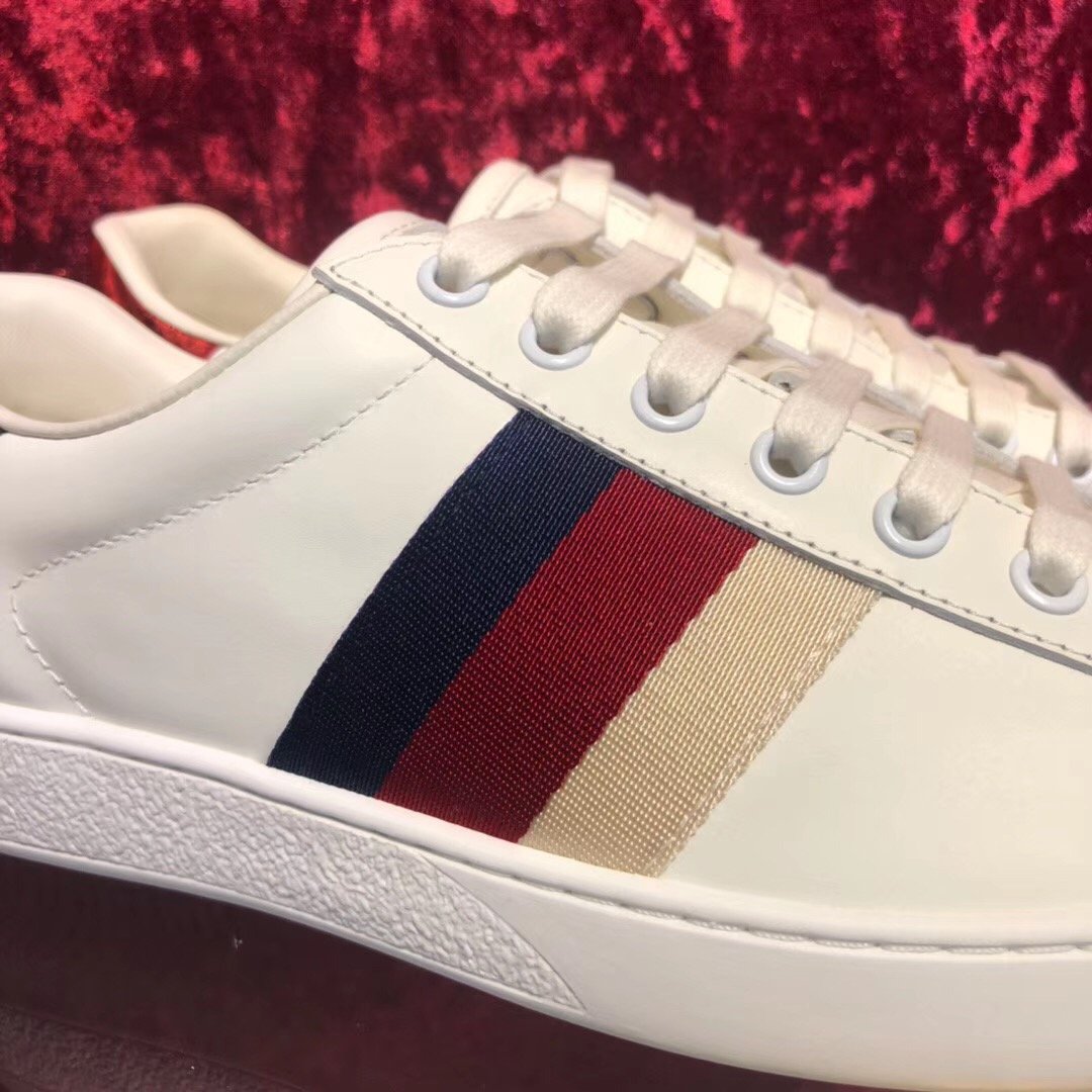 Zapatillas deportivas blancas con barras de colores