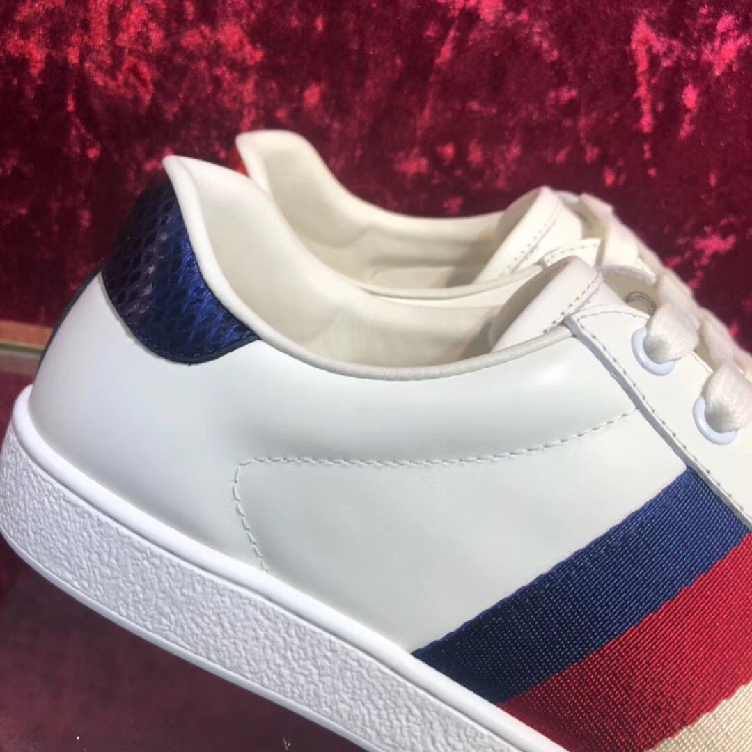 Zapatillas deportivas blancas con barras de colores