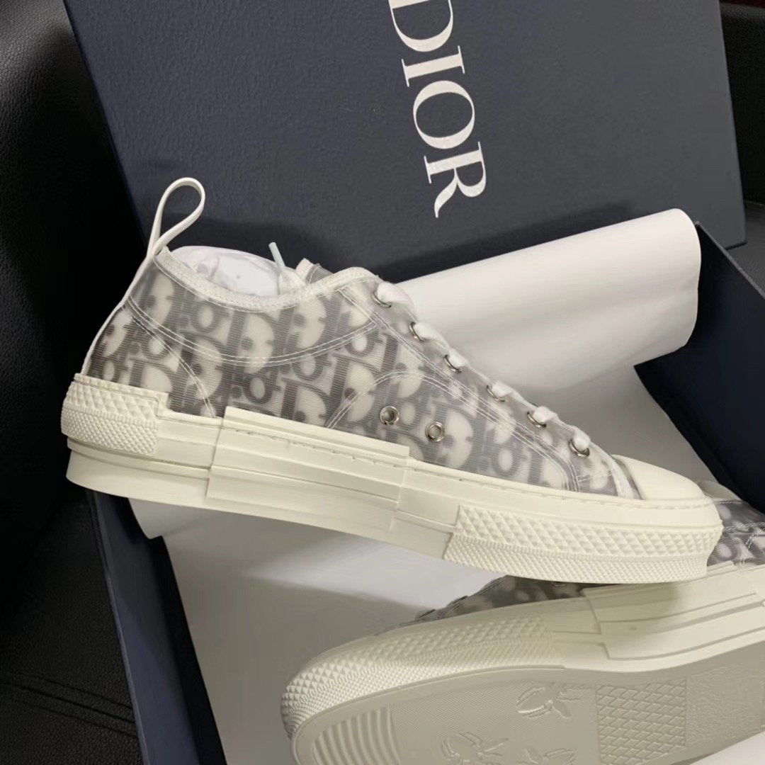 Zapatillas con CD estampado en tonos blancos y grises