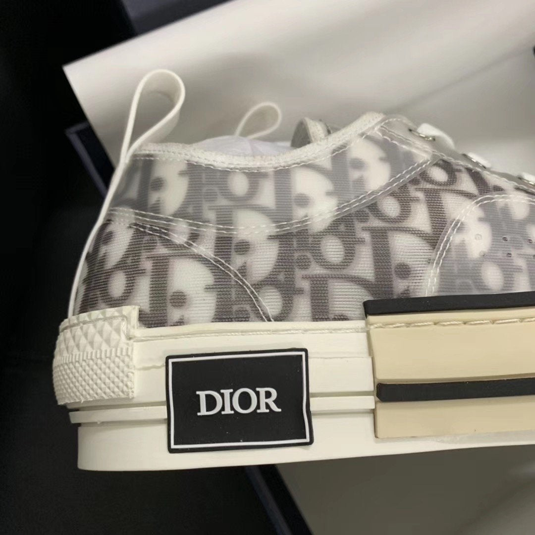 Zapatillas con CD estampado en tonos blancos y grises