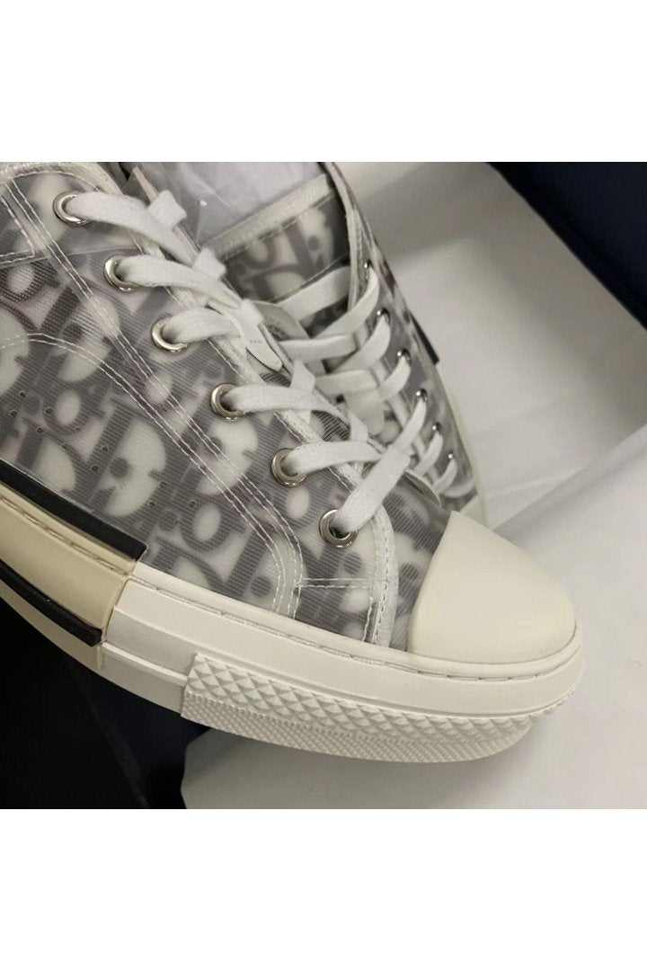 Zapatillas con CD estampado en tonos blancos y grises